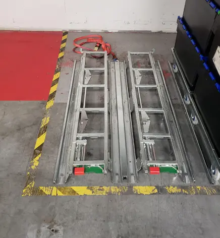 Palette adaptatrice ergonomique conçue pour réduire les risques de troubles musculosquelettiques (TMS) lors de la manutention en entrepôt.
