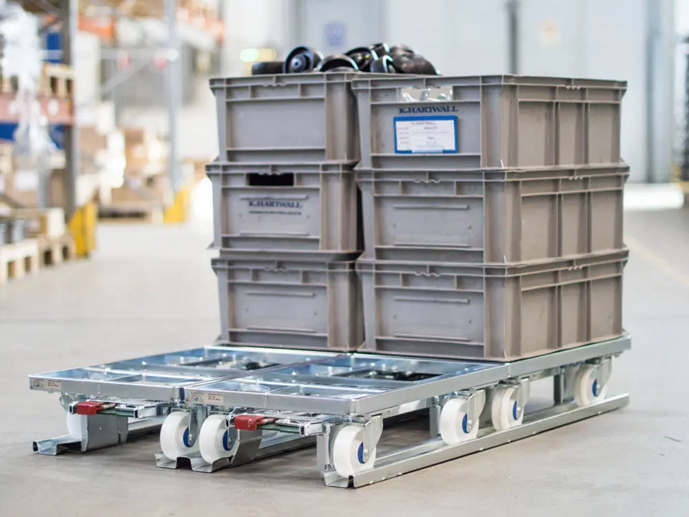 Palette de transport d'emballages sur embases roulantes