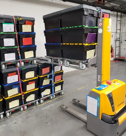 Palette adaptatrice conçue pour optimiser l’espace et réduire les zones de stockage.