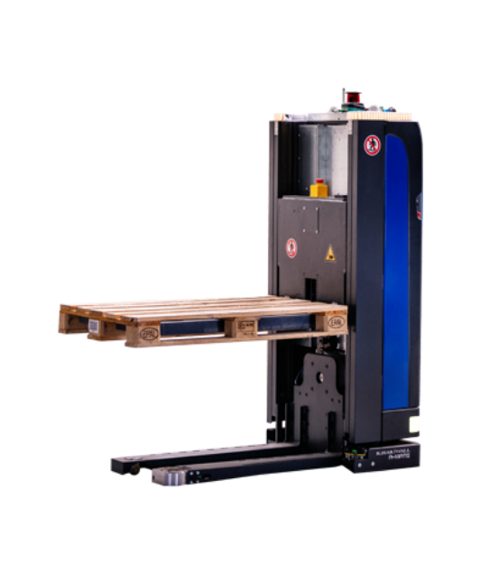 AMR/AGV équipé de fourches transportant une palette, en remplacement d’un chariot élévateur.