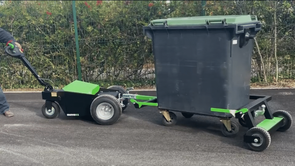 Tracteur pousseur Movexx pour faciliter le déplacement des poubelles dans un lycée à Forbach